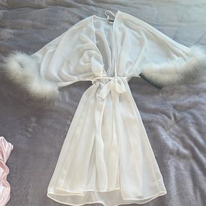 Macy’s bridal white robe with fur lining nwt